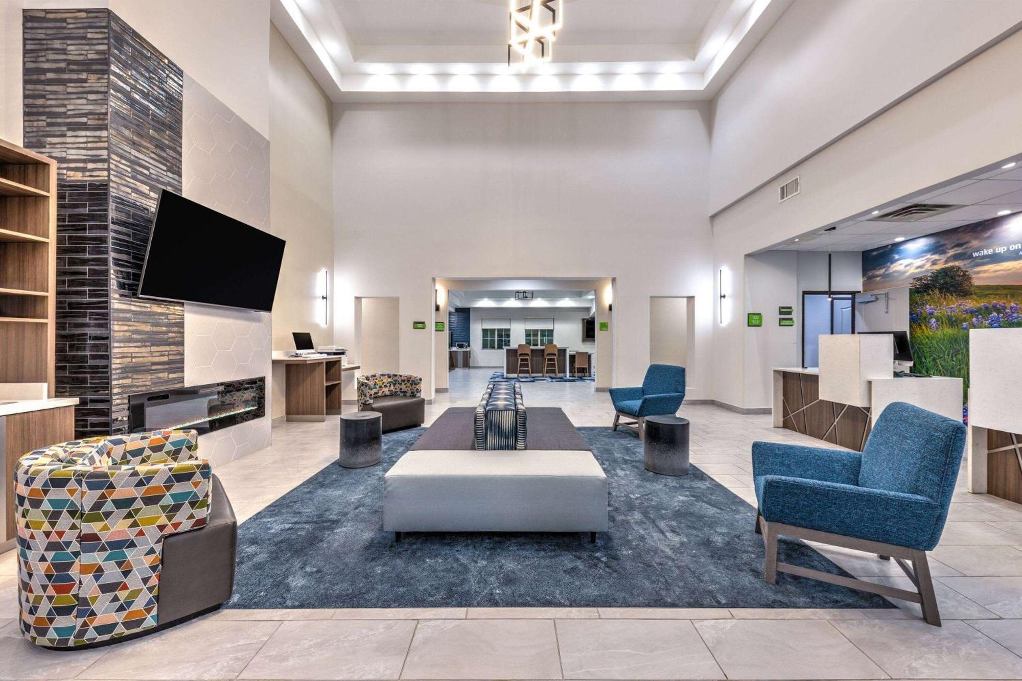 La Quinta By Wyndham At The Village Hotel