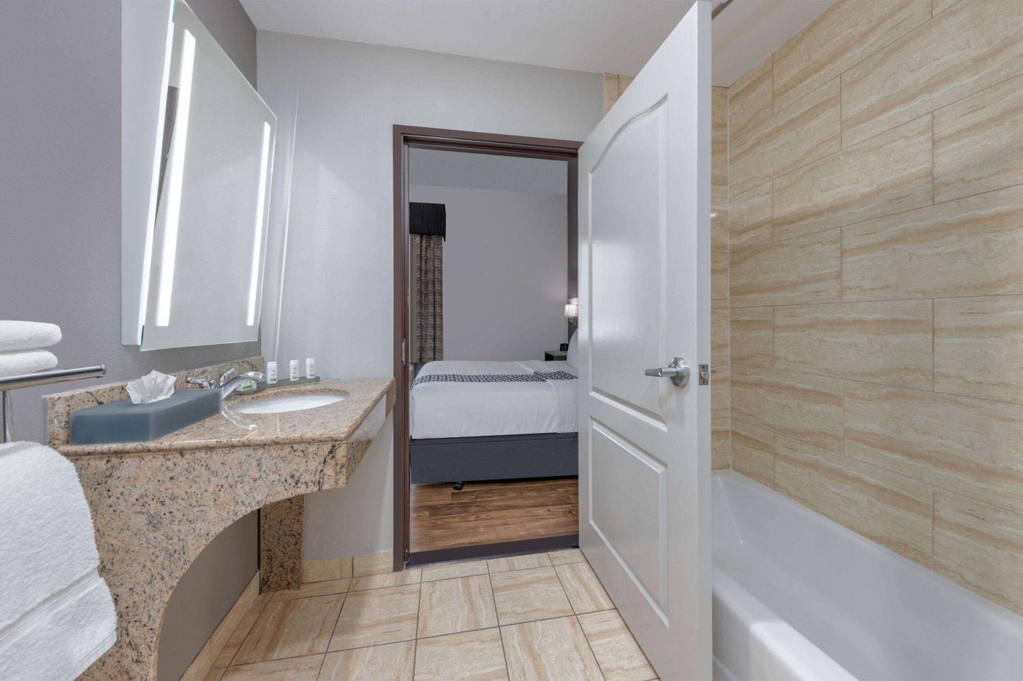 La Quinta By Wyndham At The Village Hotel Allen