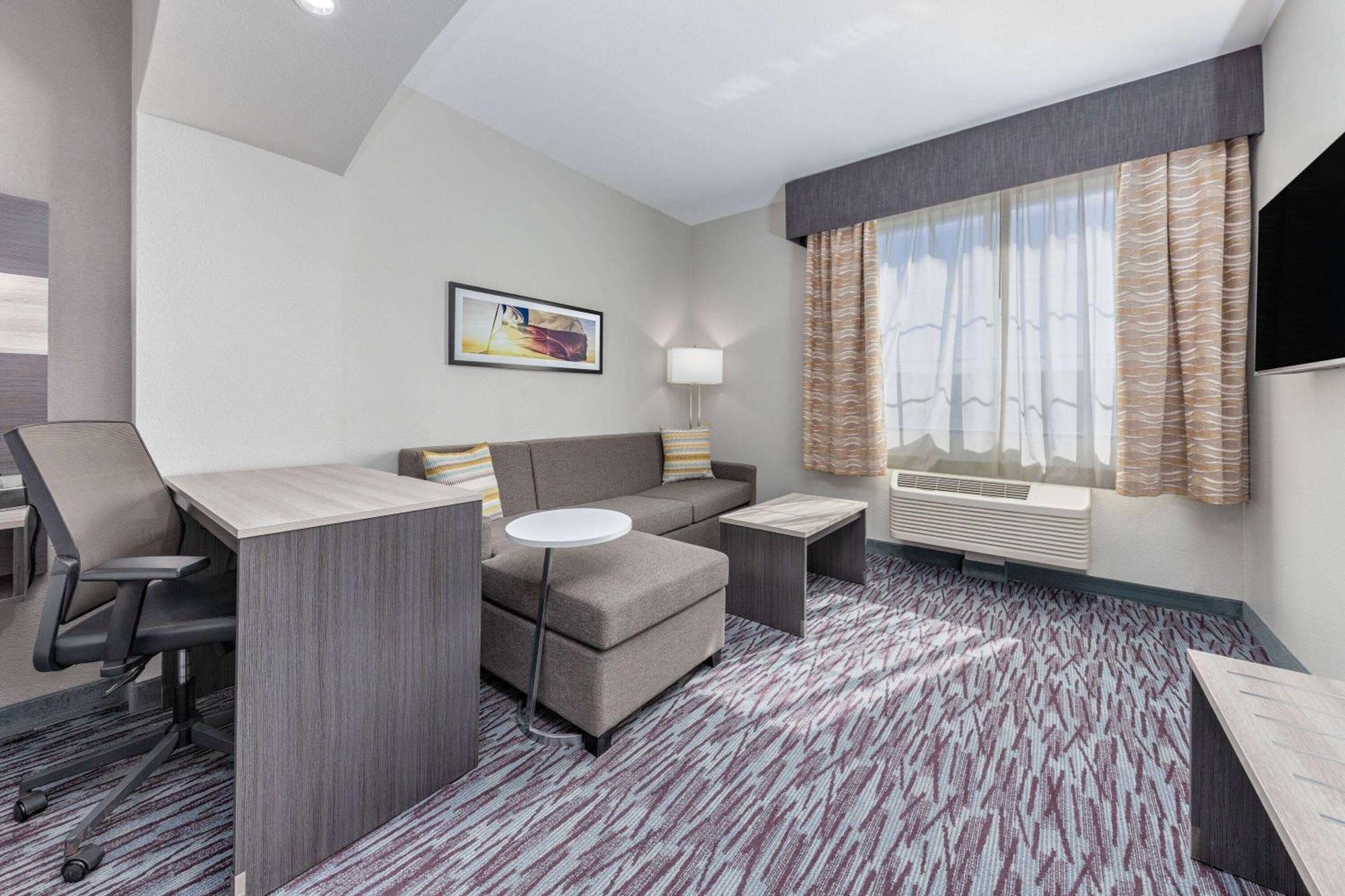 La Quinta By Wyndham At The Village 3*
