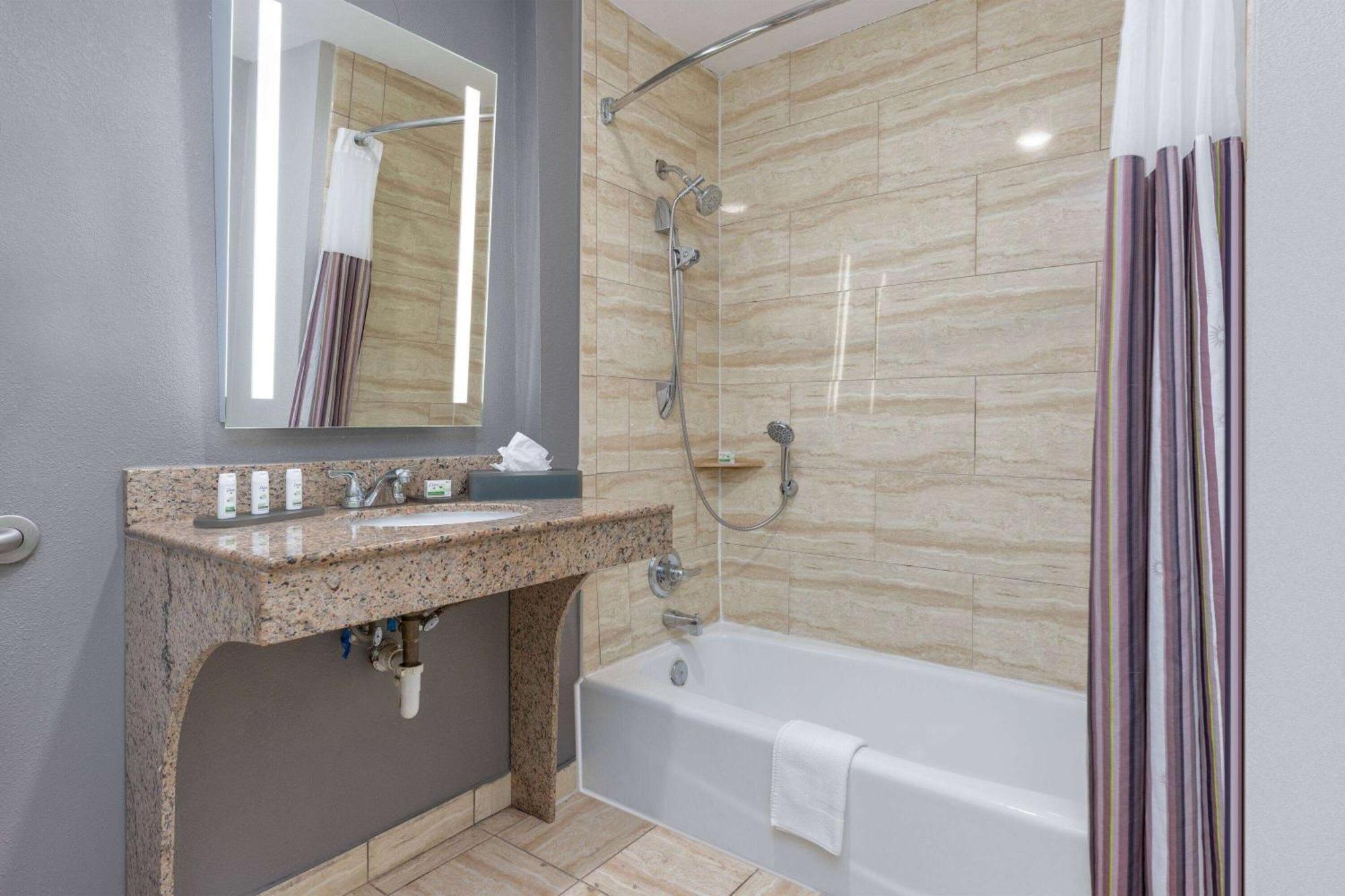 La Quinta By Wyndham At The Village Hotel Allen