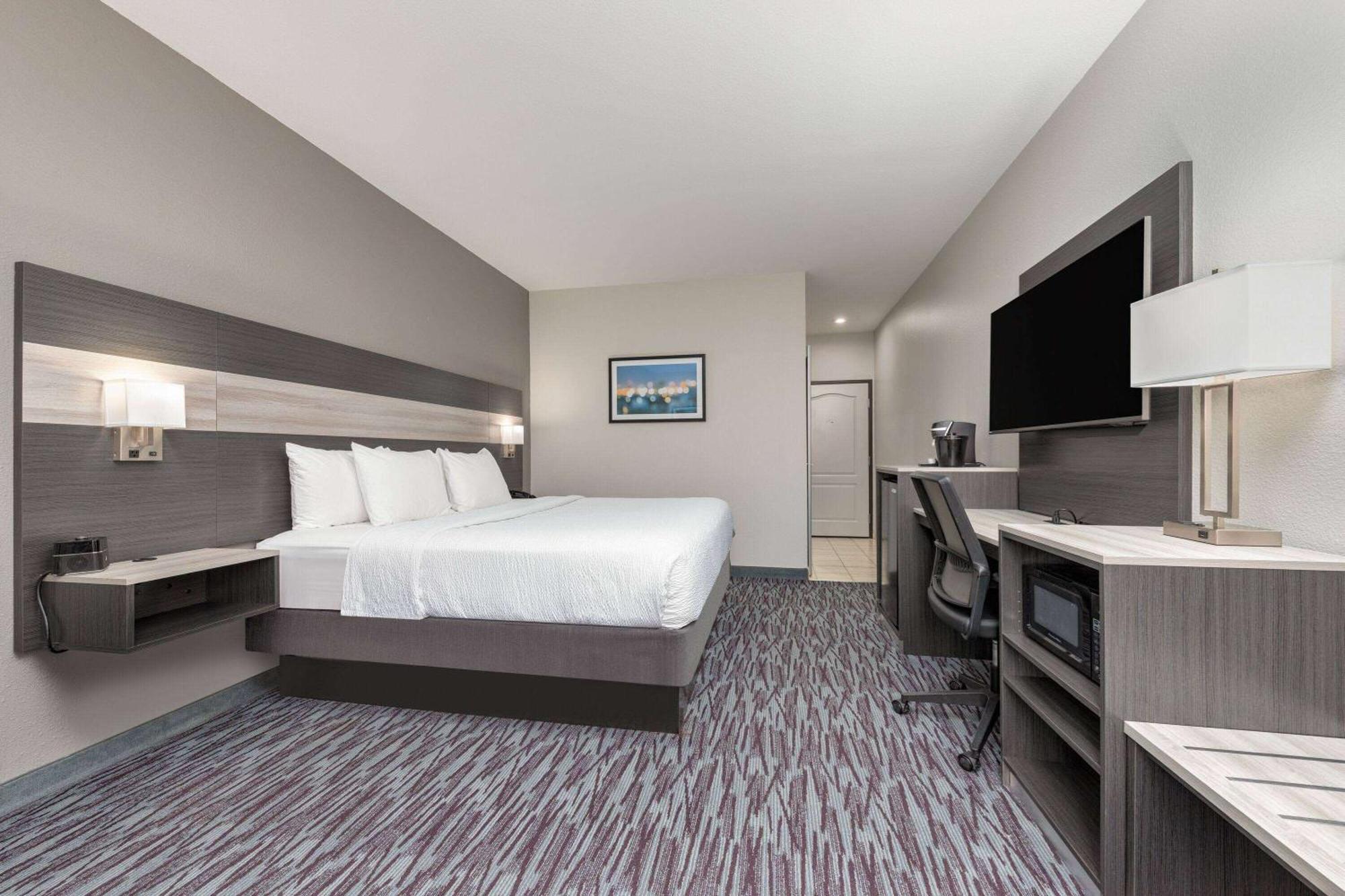 La Quinta By Wyndham At The Village Hotel