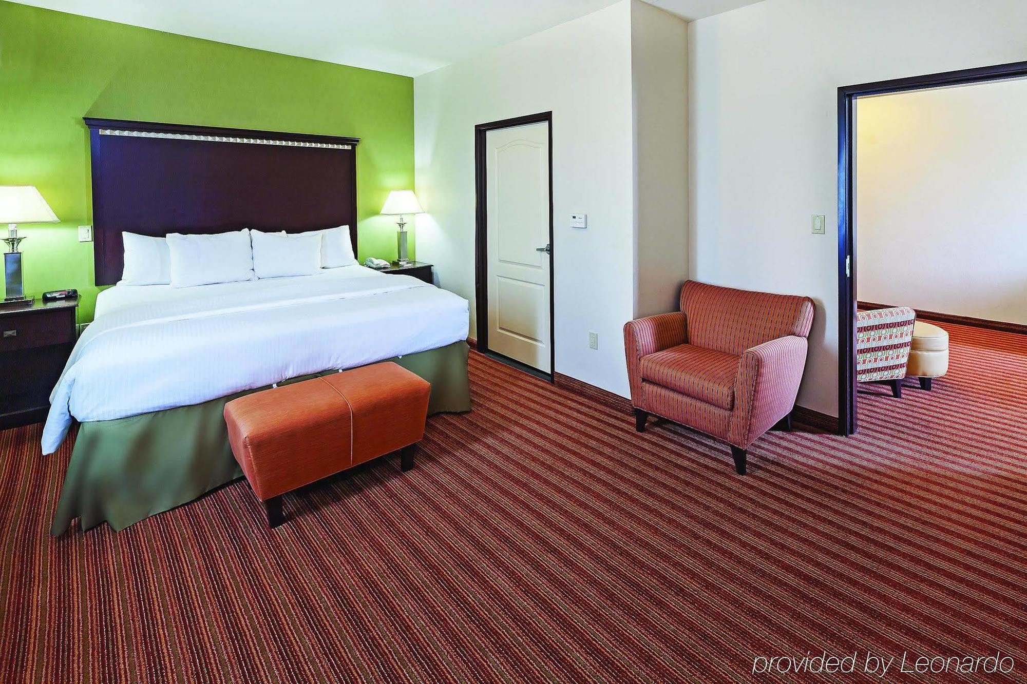 La Quinta By Wyndham At The Village Hotel